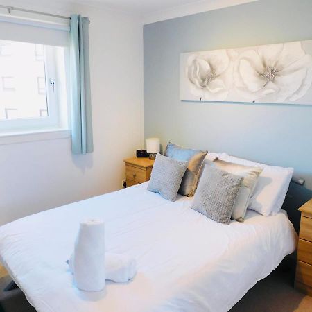 Beautiful 3 Bedroom Apt, Mins From Glasgow Airport, M8 & Sec Paisley Zewnętrze zdjęcie