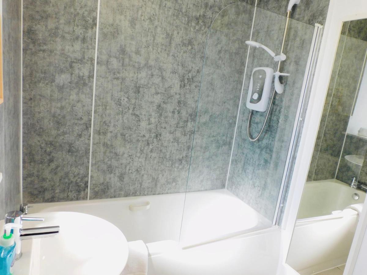 Beautiful 3 Bedroom Apt, Mins From Glasgow Airport, M8 & Sec Paisley Zewnętrze zdjęcie