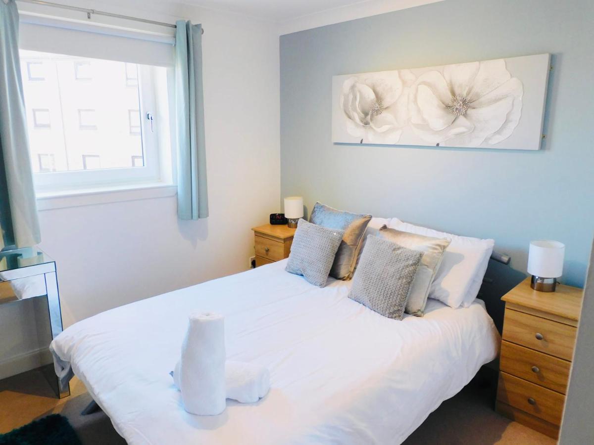 Beautiful 3 Bedroom Apt, Mins From Glasgow Airport, M8 & Sec Paisley Zewnętrze zdjęcie